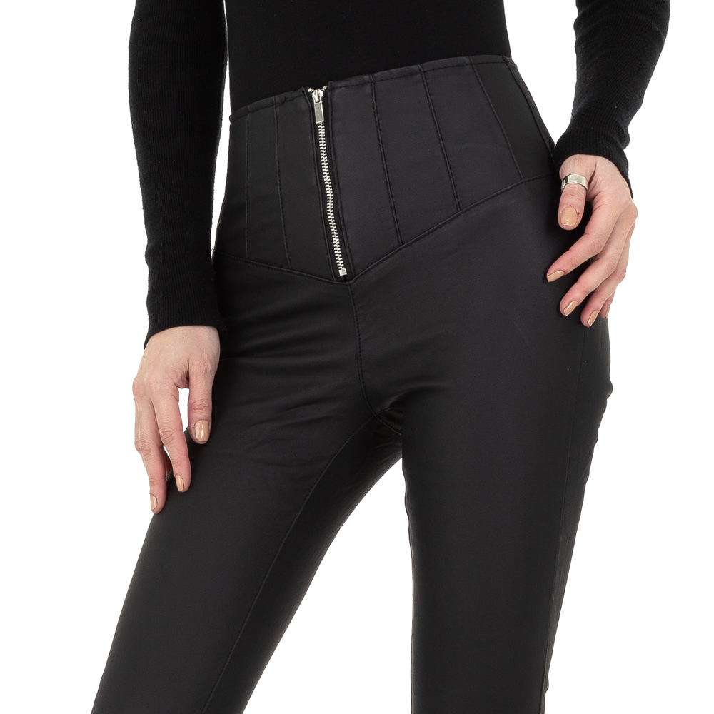 Pantaloni cu aspect piele pentru femei de la Daysie - negru - image 4